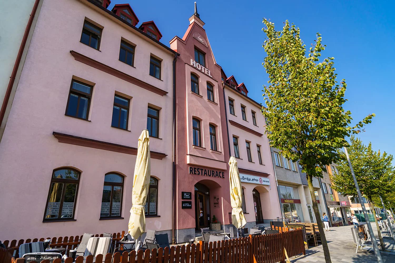 Hotel U Labutě — pohled na historickou budovu a terasu