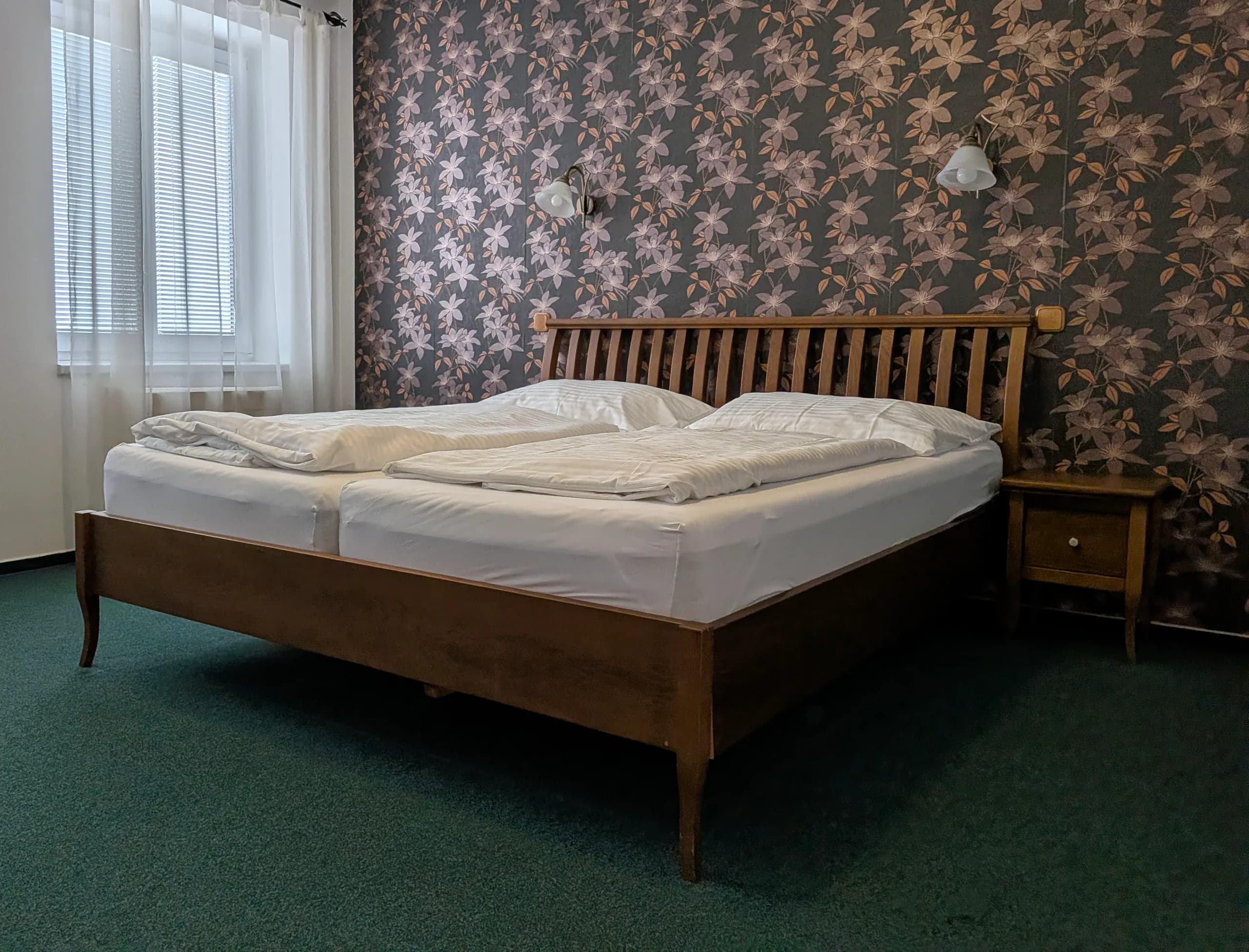 Hotel U Labutě — historický pokoj s květinovou tapetou